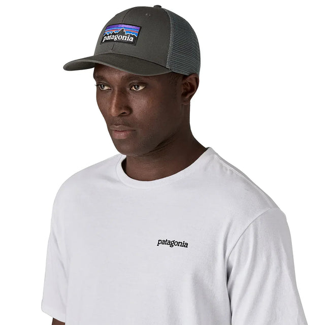 Sapca Patagonia P-6 Logo Trucker Sapca Patagonia P-6 Logo Trucker