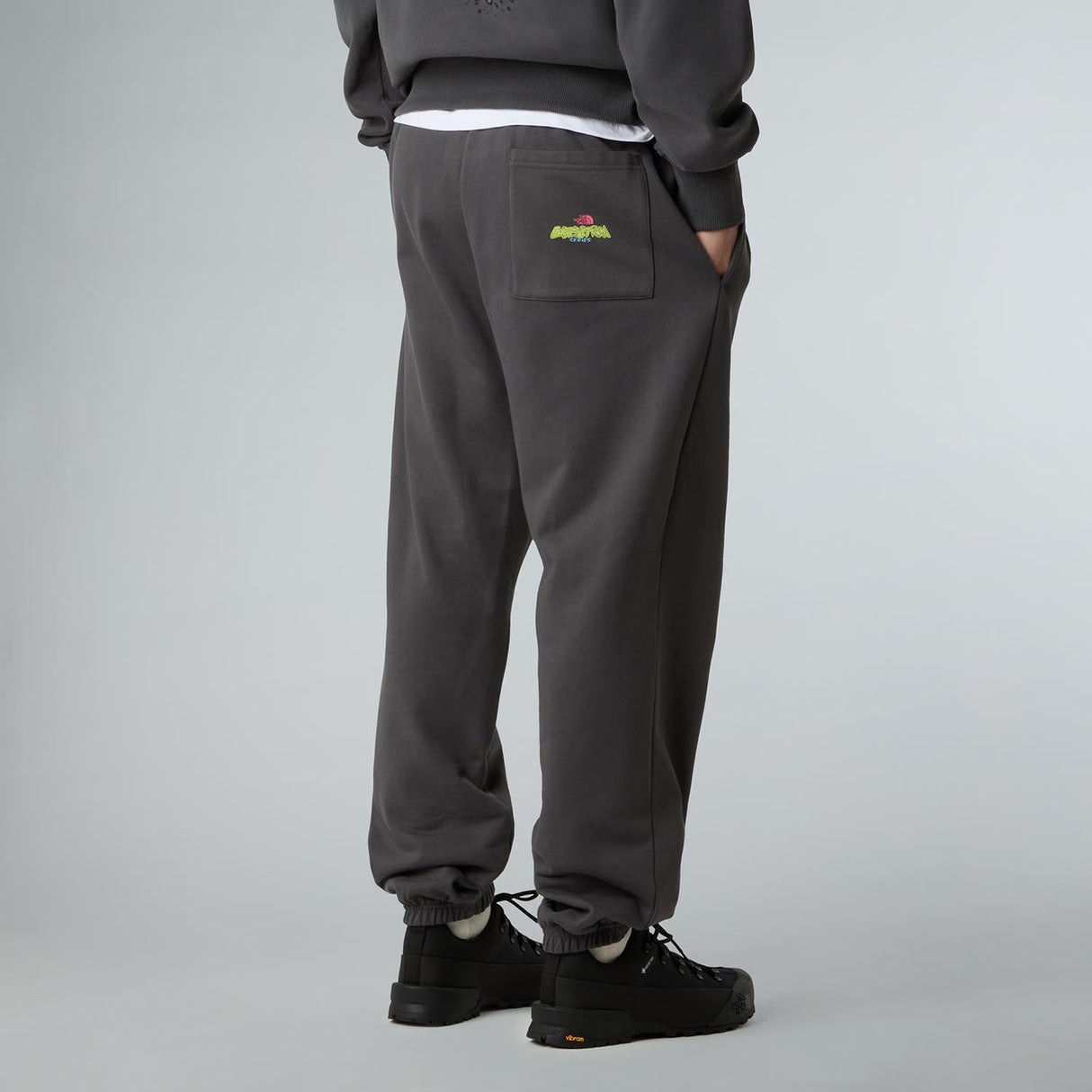 Pantaloni Unisex The North Face U Expedition Celebration Relaxed Jogger - Graphic   Pantaloni Unisex The North Face U Expedition Celebration Relaxed Jogger - Graphic