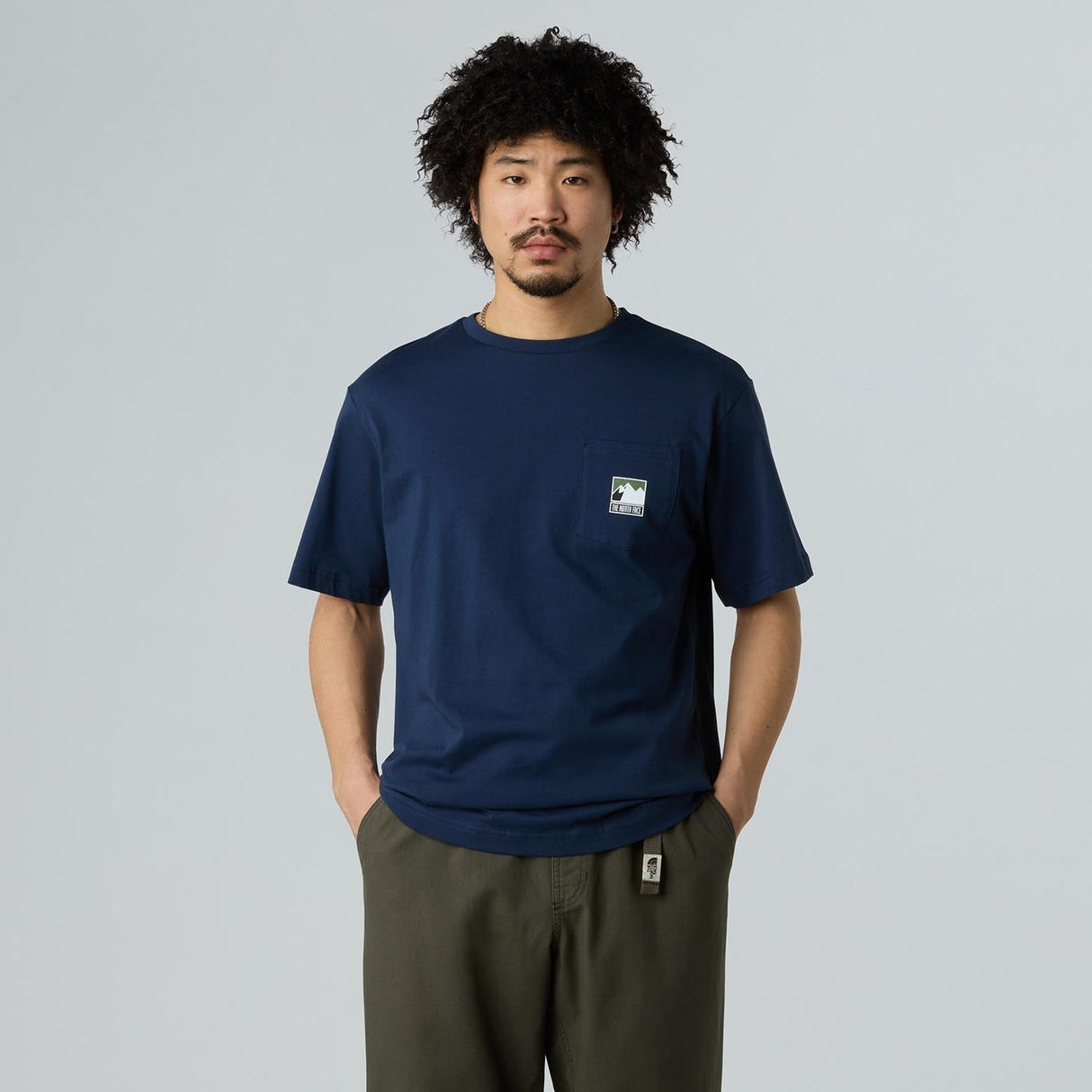 Tricou Barbati The North Face M Mountain Logo Relaxed Pocket Tricou Barbati The North Face M Mountain Logo Relaxed Pocket